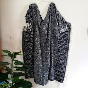 DSW Chevron diamond print fringe trim blanket scarf. Black white, winter scarf